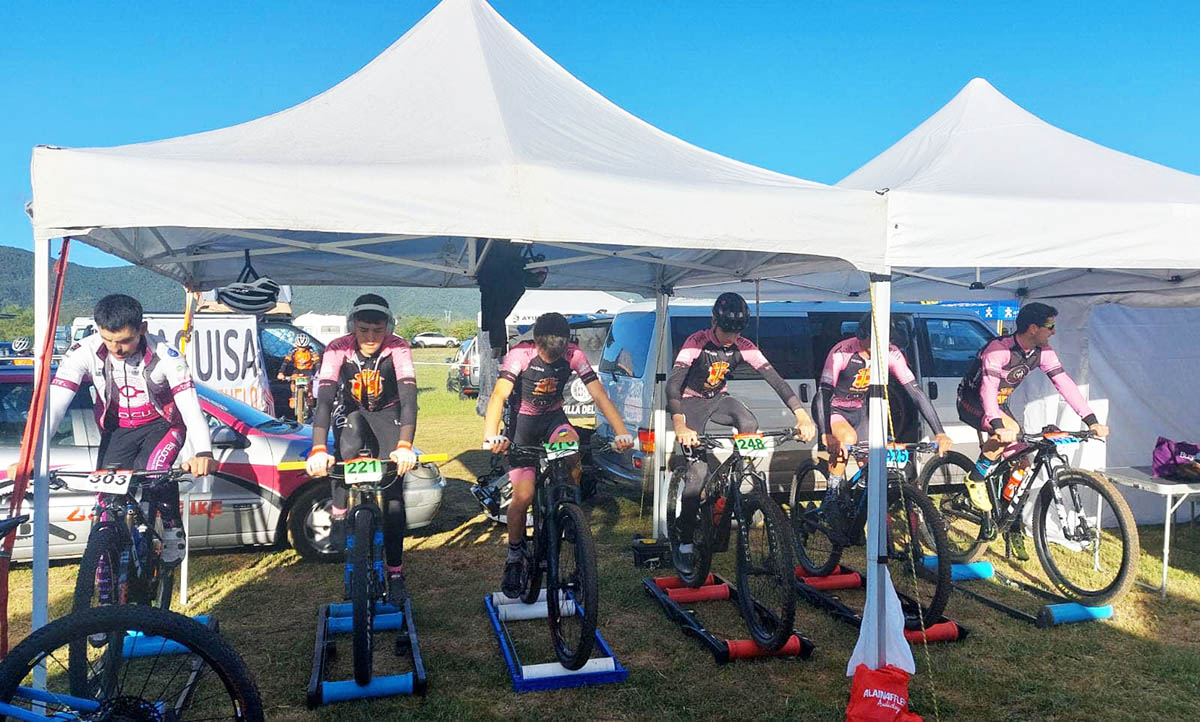 Calentamiento del Gorosbike-Castañeda en el Trofeo Sabiñanigo de XCO 2023