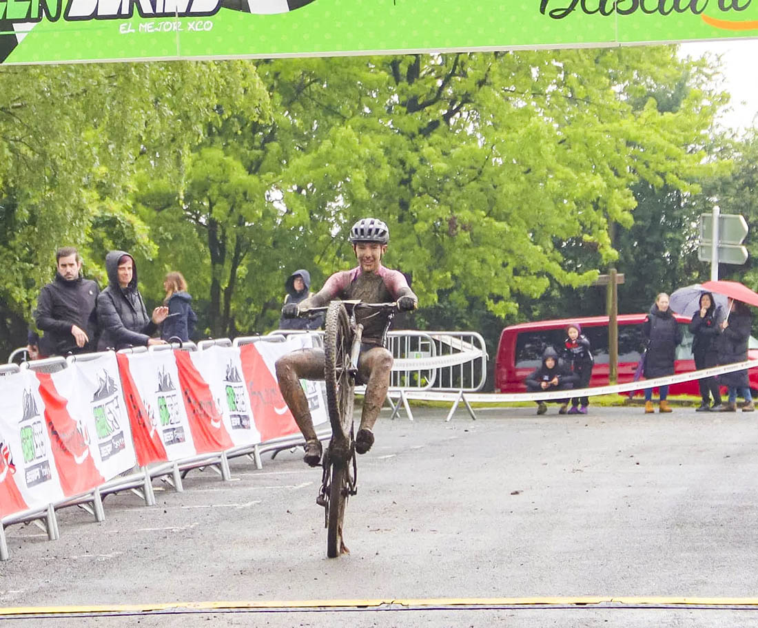 Raúl López entrando como vencedor en la Green Series XCO y situandose como nuevo líder de la general.
