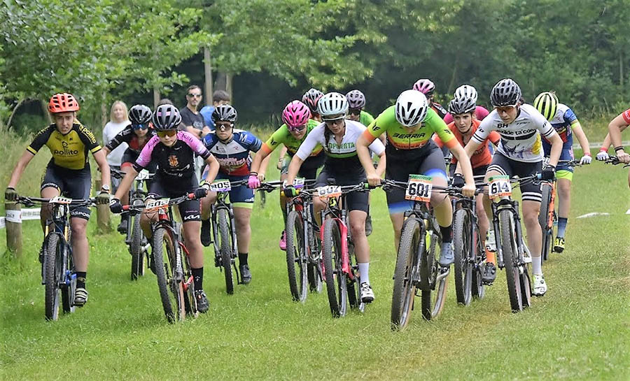 Adriana Campo, la segunda por la izquierda, encabezando la salida. FOTO: ©Olga Chasco