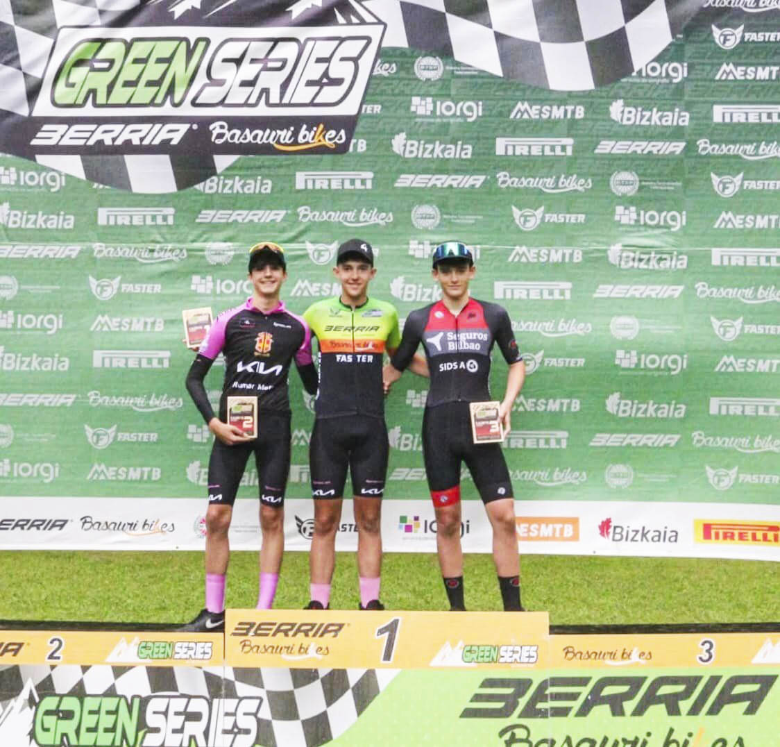 Raúl Lopez y Adrian Villegas en el podium como primero y segundo