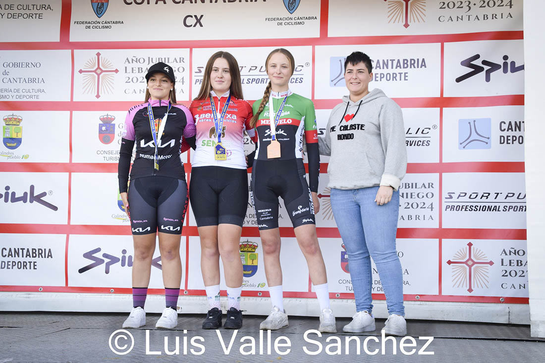 Irene Llera, a la Izquierda de la imagen, consiguió subirse al podium en la 2ª posición. FOTO: Luis Valle