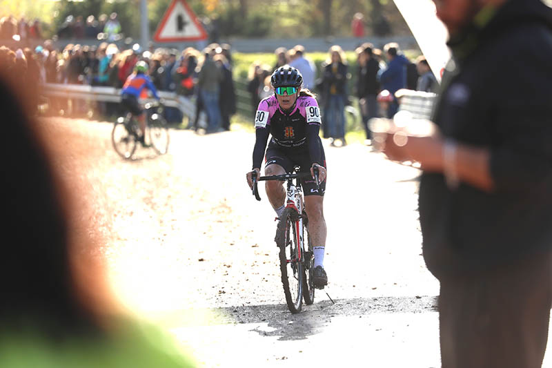 Sonia Respuela entrando en meta como 3.ª clasificada. Foto: ©ciclismo gonzalez