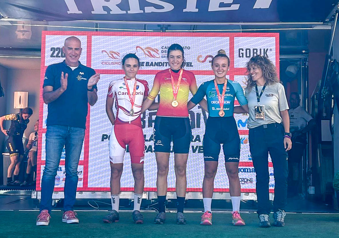 Carlota Casanueva a la izquierda de la imagen portando la medalla de plata en los pasados Campeonatos de España de Grável