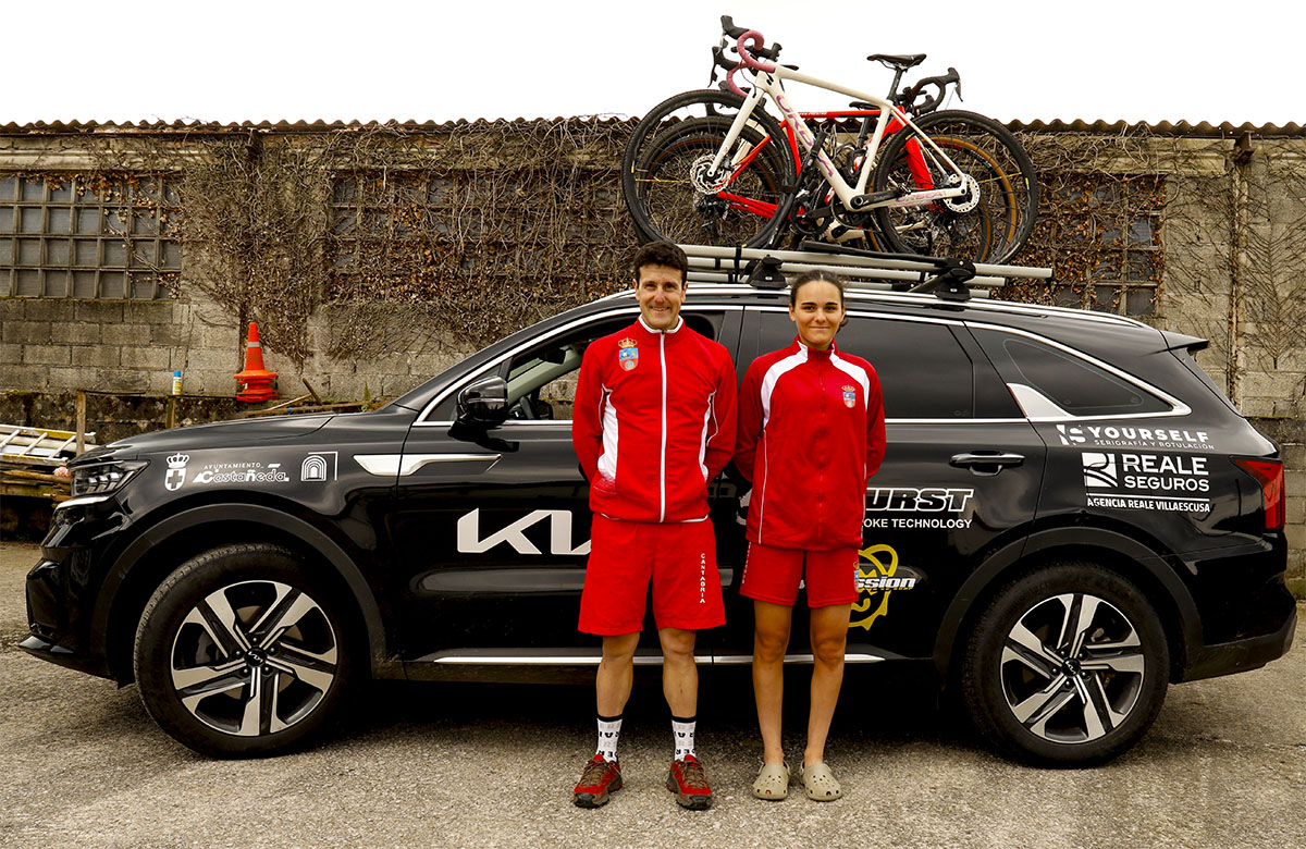 Momentos previos de David Liaño y Carlota Casanueva de su viaje hacia la provincia de Badajoz. FOTO: ©ciclismo gonzalez
