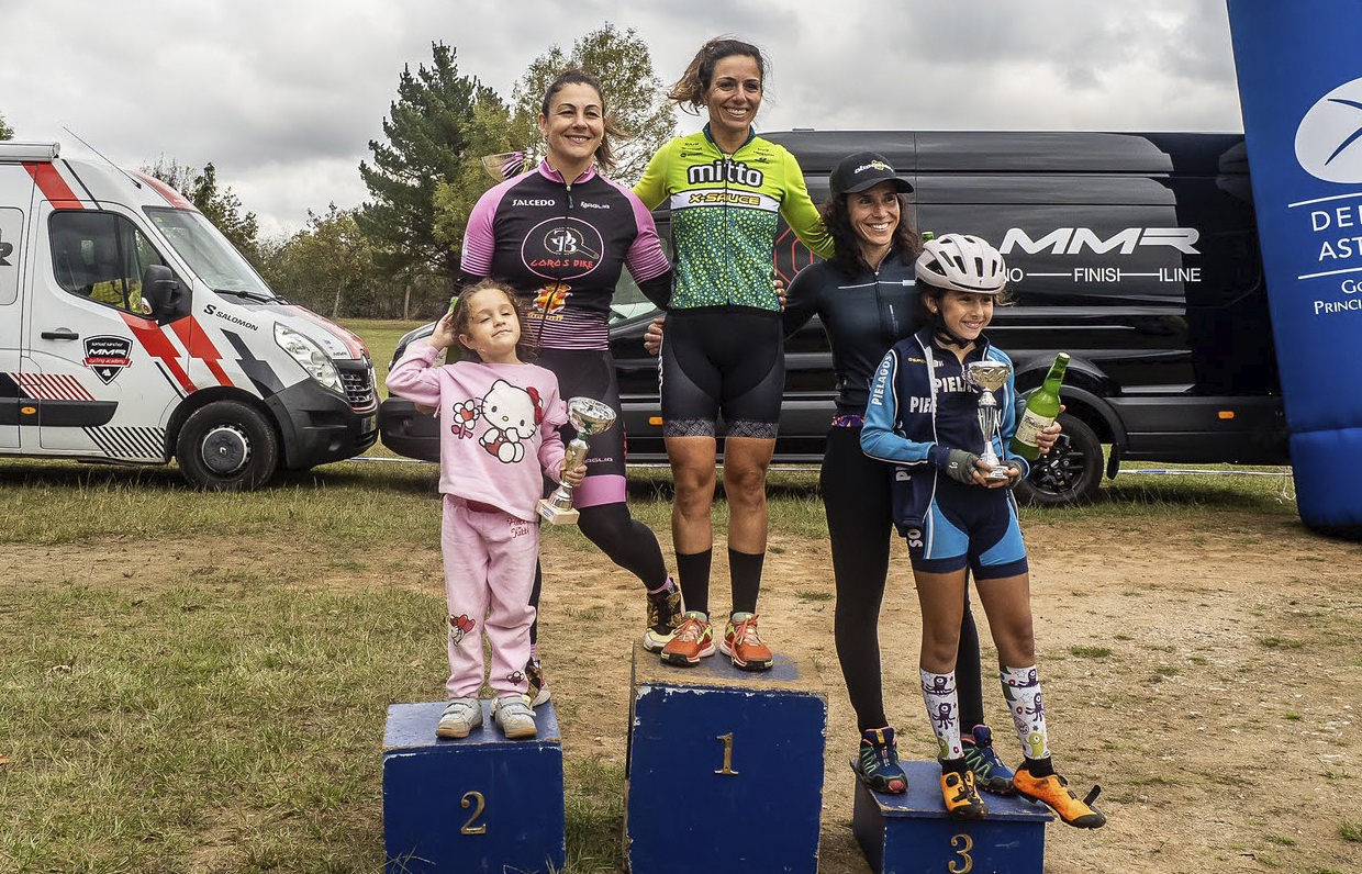 Sonia Respuela a la izquierda de la imagen subida en el pódium como 2ª clasificada de la carrera. FOTO: ©
Luz Iglesias