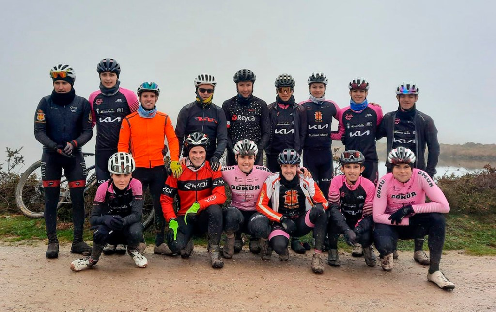 Pedales, tradición y espíritu navideño: el Castañeda‑KIA despide el 2025 en los Pozos de Noja 