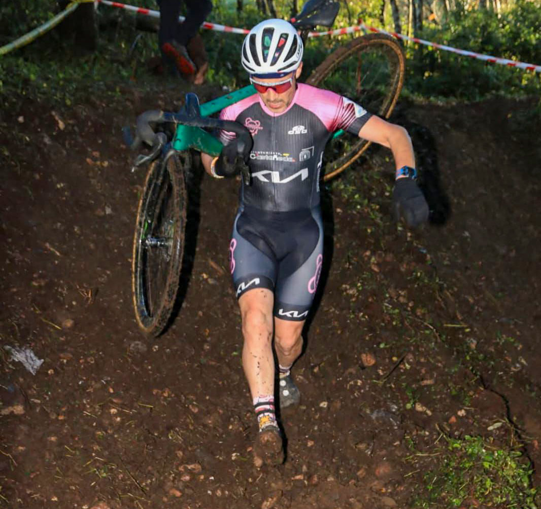 Fermín Tresgallo supera uno de los tramos más exigentes del circuito naviego, en una jornada marcada por la técnica.