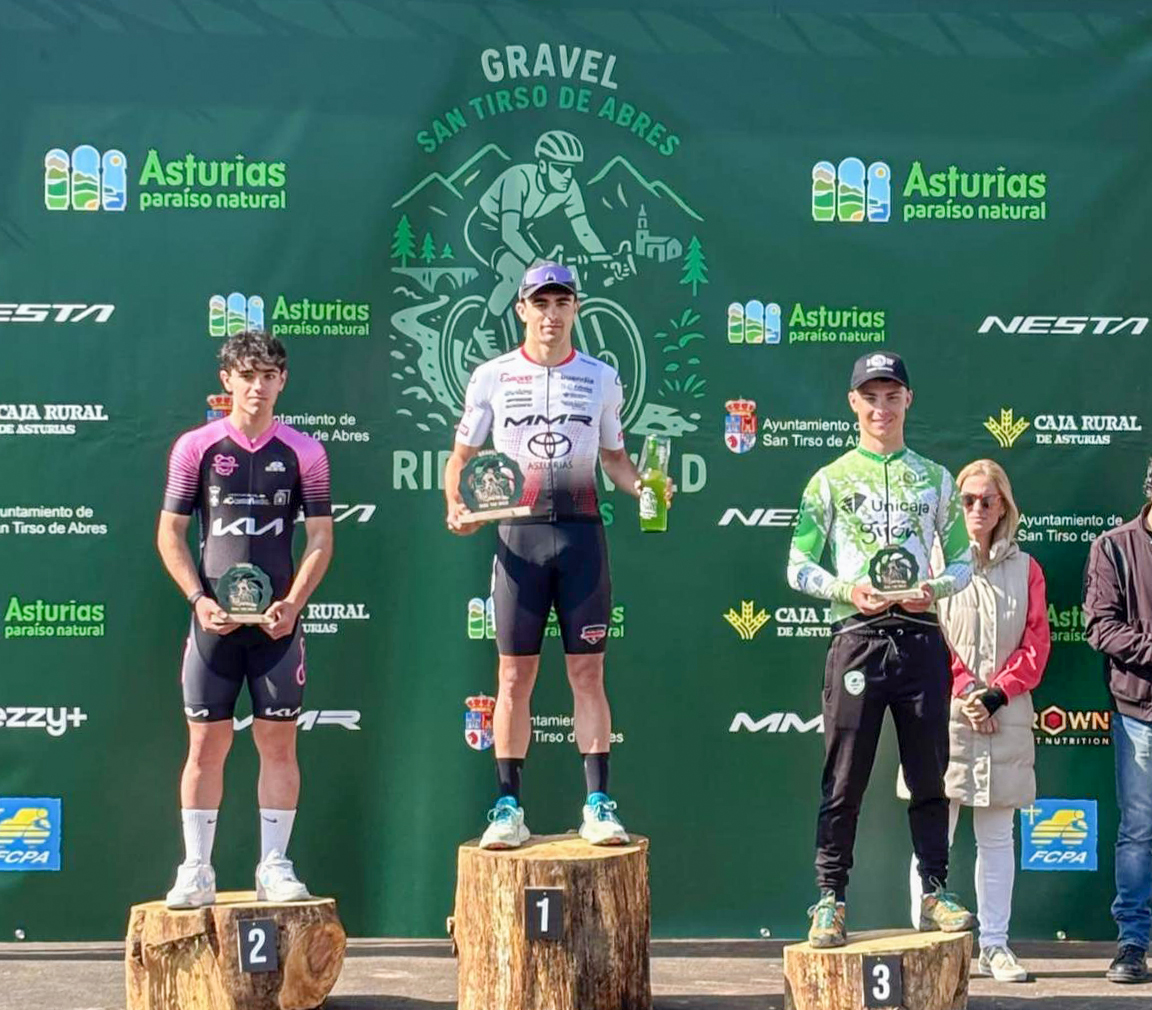 Héctor Jorrín en el pódium como 2º clasificado