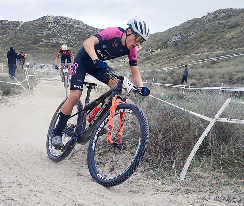 Izan González brilla con una gran remontada en el debut nacional del Castañeda‑KIA